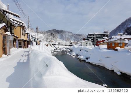山形縣大倉村石折溫泉的冬日清晨景色 126562430
