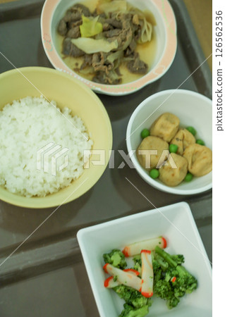 Low-calorie, low-sodium hospital food (rice, stewed shellfish, stewed beef, and seasoned broccoli) 126562536