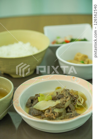 Low-calorie, low-sodium hospital food (rice, stewed geese, stewed beef, seasoned broccoli, tea) Low-calorie, low-sodium hospital food (rice, stewed geese, stewed beef, seasoned broccoli, tea) 126562540