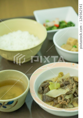 Low-calorie, low-sodium hospital food (rice, stewed geese, stewed beef, seasoned broccoli, tea) Low-calorie, low-sodium hospital food (rice, stewed geese, stewed beef, seasoned broccoli, tea) 126562541