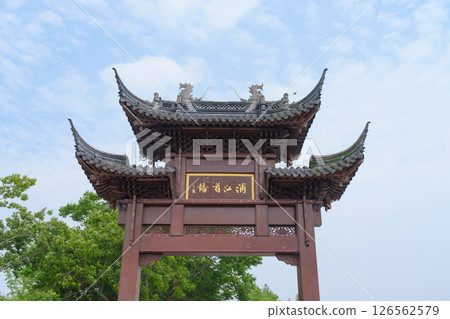 上海松江區浦江之首藍天下的古韻牌坊 上海松江區浦江之首藍天下的古韻牌坊 126562579