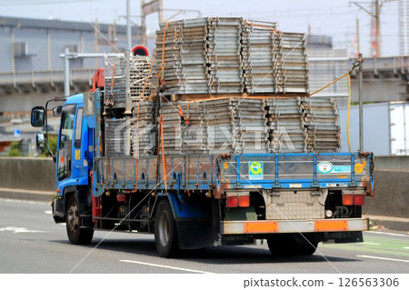運輸臨時材料的卡車 運輸臨時材料的卡車 126563306