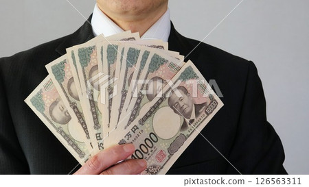 商人持有新版日本 10,000 日元鈔票 126563311