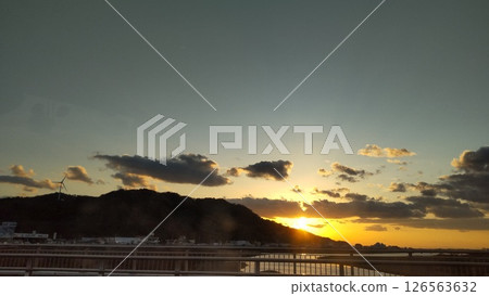 太陽透過雲層落下 126563632