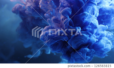 藍色墨水煙霧在水中蔓延 126563815