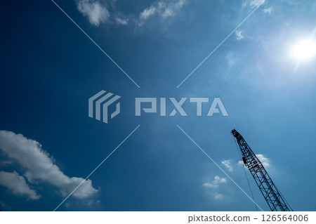 藍天白雲下閃耀的工程機械 126564006