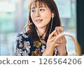 聽到在智能手機的音樂的婦女 126564206