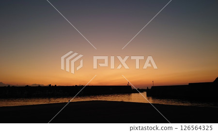 夕陽西下的港灣 夕陽西下的港灣 126564325