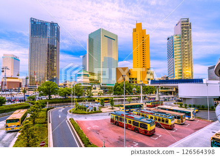 日本東京的街景：映照夕陽的櫻木町車站前的建築和橫濱航空客艙櫻木町站 126564398