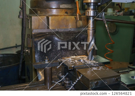 The hole drilling process on NC milling machine with liquid coolant method. The hole drilling process on NC milling machine with liquid coolant method. 126564821