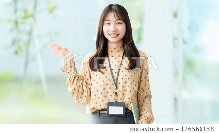 用手引導的女性/女商人 126566138