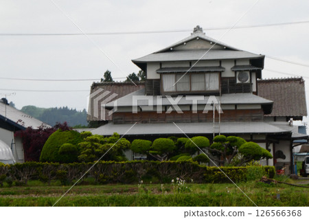 岩手縣芝町的一棟大型老房子,有倉庫和大穀倉 岩手縣芝町的一棟大型老房子,有倉庫和大穀倉 126566368