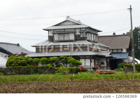 岩手縣芝町的一棟大型老房子,有倉庫和大穀倉 岩手縣芝町的一棟大型老房子,有倉庫和大穀倉 126566369