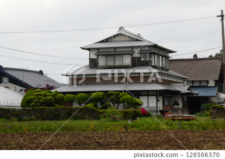 岩手縣芝町的一棟大型老房子,有倉庫和大穀倉 岩手縣芝町的一棟大型老房子,有倉庫和大穀倉 126566370
