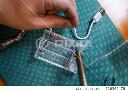 將電線焊接到電池盒上 將電線焊接到電池盒上 126566476