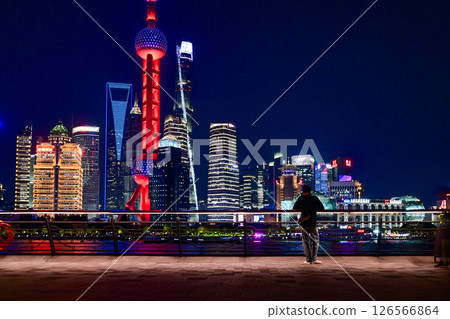 上海夜景：從北外灘看東方明珠和陸家嘴摩天大樓 126566864