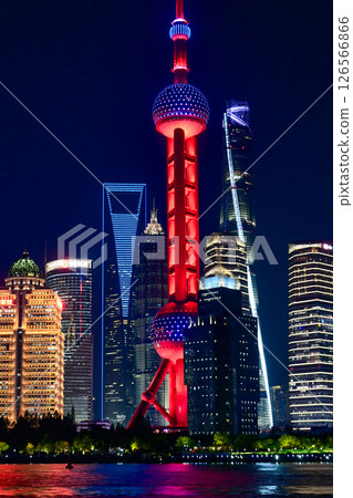 上海夜景：從北外灘看東方明珠和陸家嘴摩天大樓 126566866