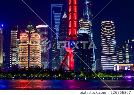上海夜景：從北外灘看東方明珠和陸家嘴摩天大樓 126566867