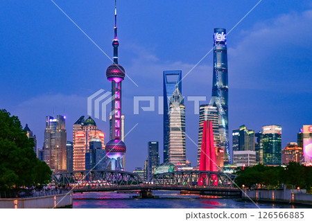 上海夜景：從蘇州河看東方明珠和陸家嘴摩天大樓 126566885