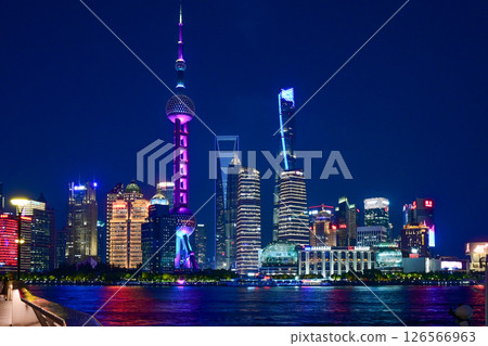 上海夜景：從北外灘看東方明珠和陸家嘴摩天大樓 126566963