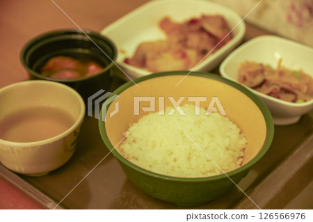 低熱量、低鈉的醫院餐(米飯、炒雞肉、蘿蔔乾、茄子味噌湯、烤菠菜、茶) 低熱量、低鈉的醫院餐(米飯、炒雞肉、蘿蔔乾、茄子味噌湯、烤菠菜、茶) 126566976