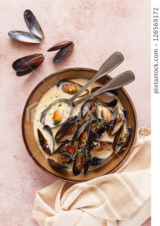 Mussels in creamy garlic sauce, served with fresh herbs and spices, homemade, no people, Mussels in creamy garlic sauce, served with fresh herbs and spices, homemade, no people, 126569172