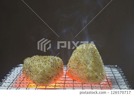 用炭火烤製醬油口味飯糰 126570717