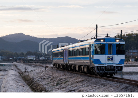 【牟岐線】穿梭在寒冷鄉村的特快列車 126571613
