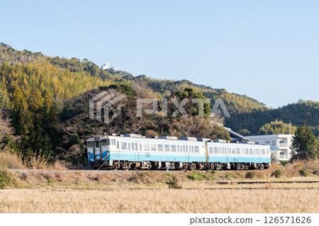 [Mugi Line] Early morning local train heading to Kuwano Station 126571626
