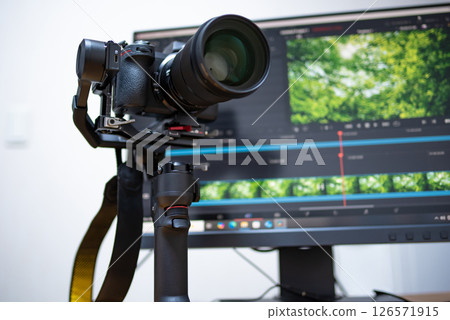 第一個影片拍攝和編輯影像:單眼無反光鏡相機、萬向節、監視器、調色 第一個影片拍攝和編輯影像:單眼無反光鏡相機、萬向節、監視器、調色 126571915