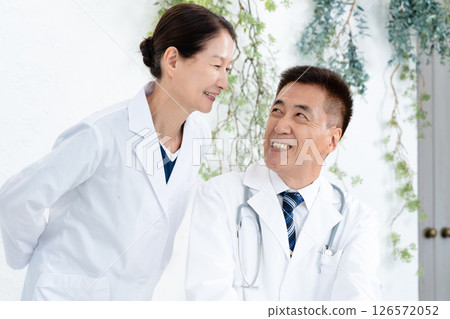 Two doctors 126572052