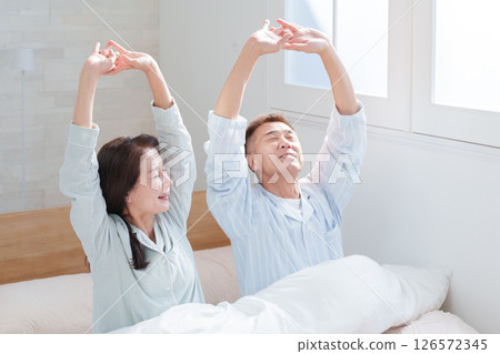 老年夫婦起身伸展 126572345