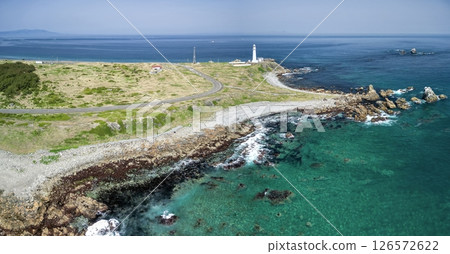 青森縣的鳥瞰圖，位於本州最北端的下北半島的白色尻屋崎燈塔 126572622