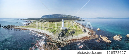 青森縣的鳥瞰圖,位於本州最北端的下北半島的白色尻屋崎燈塔 青森縣的鳥瞰圖,位於本州最北端的下北半島的白色尻屋崎燈塔 126572627