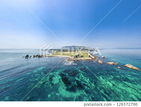 青森縣的鳥瞰圖,位於本州最北端的下北半島的白色尻屋崎燈塔 青森縣的鳥瞰圖,位於本州最北端的下北半島的白色尻屋崎燈塔 126572700