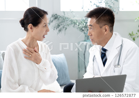 一名女子正在接受一名男醫生的解釋 126572877