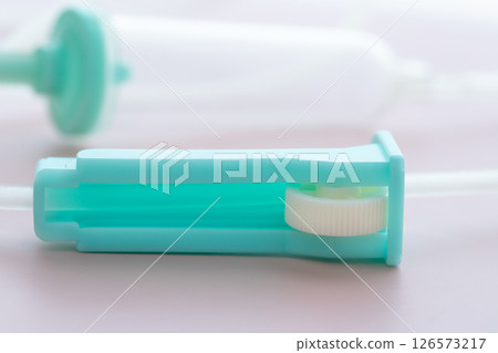 靜脈輸液管夾的特寫。完全打開夾緊。 126573217
