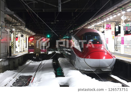 [JR East] 701 series 5000 series and E6 series "Komachi" at night (Tazawako Line, Akita Shinkansen: Omagari Station) 126573751