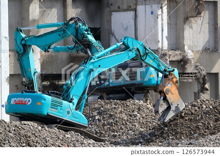 Demolition site of a reinforced concrete building 126573944