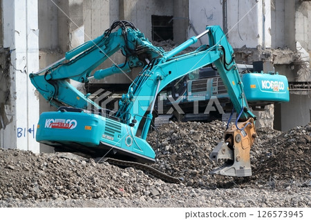 Demolition site of a reinforced concrete building 126573945