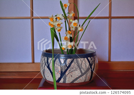 我嘗試在深盆裡插花。 126574095