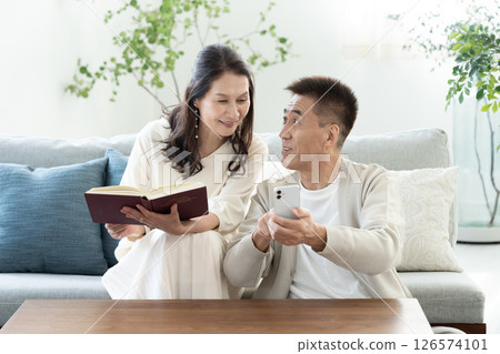 Senior couple relaxing in the living room 126574101