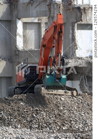 鋼筋混凝土建築拆除現場（重型機械工程） 126574294