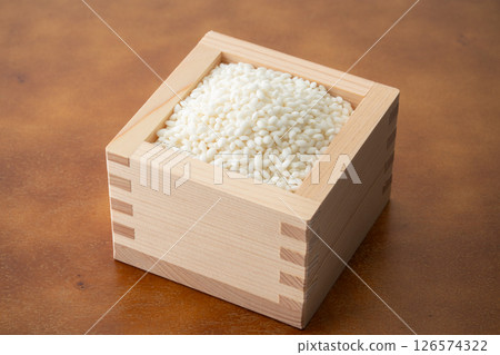 Glutinous rice in a masu 126574322