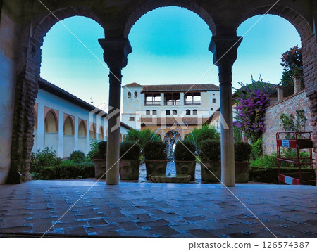 盛夏的老城區 - 西班牙安達盧西亞格拉納達 盛夏的老城區 - 西班牙安達盧西亞格拉納達 126574387