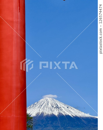 紅色鳥居和白雪皚皚的富士山 紅色鳥居和白雪皚皚的富士山 126574474