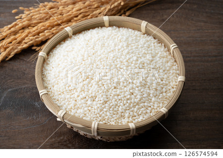 竹籃裡的糯米和稻穗 126574594