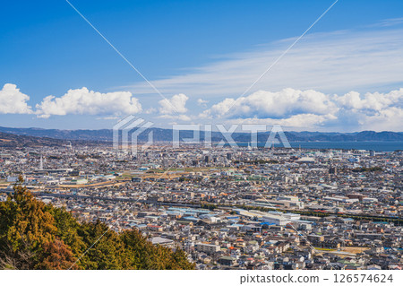 從富士市(靜岡縣)岩本山公園眺望富士山城市景觀 從富士市(靜岡縣)岩本山公園眺望富士山城市景觀 126574624
