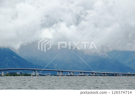 雲霧籠罩著青山和湖上的橋 126574714