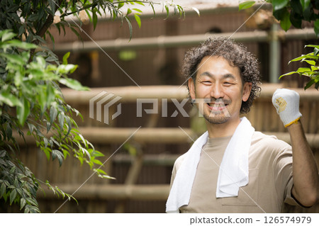 戶外工作者、園丁等雙臂交叉看著鏡頭 戶外工作者、園丁等雙臂交叉看著鏡頭 126574979
